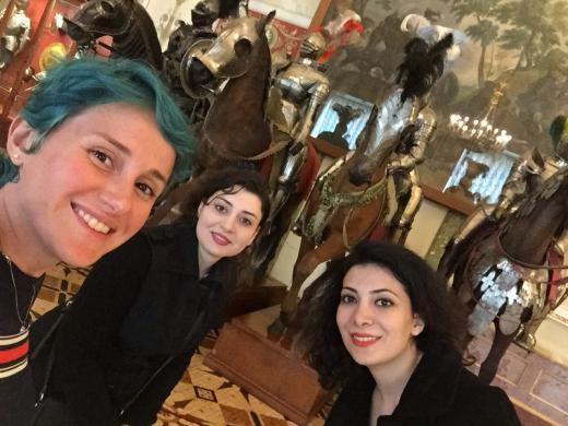راستی، توی صف موزه که ایستاده بودم، دوتا دختر ایرانی دیدم که برای اولین بار سفر تنهایی رو شروع کرده بودن!