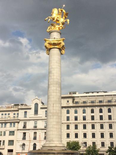 میدان آزادی شهر تفلیس و مجسمه که میگن از طلاست