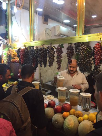 ،. اطراف مسجد کوفه حسابی بازار خوراکی گرمه. البته فروشی