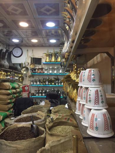 و در آخر قهوه عربی به قیمت ۵۰۰ دینار که روش گردو و هل و دارچین هم ریخت
