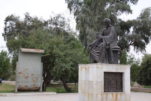 مجسمه ابونؤاس، شاعر ایرانی-عراقی که بیشتر شعراش به عربی بوده و شهرت بسیاری در سرودن شعر در حالت مستی داشته🍷