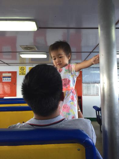 توی کشتی که نشسته بودم، مدتی با این دختربچه فیلیپینی سرگرم بودم. با پدرش عشق می‌کرد