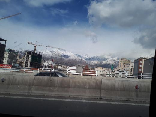 تهران زیبا با کوه‌های برف و مه گرفته …البته برای آنها که پول آن را دارند تا جایی را بخرند که بشود این زیبایی‌ها را دید نه برای مست