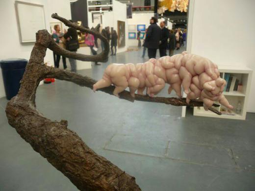 در مجسمه‌های مو بویان، هنرمند چینی، مصرف‌گرایی و چاقی چون‌ باری اضافی بر دوش طبیعت تصویر شده است …