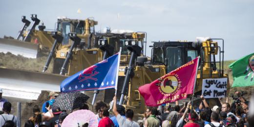 اعتراض فعالین محیط زیستی و قبائل سرخپوستی به احداث خط لوله نفتی داکوتا که فرمان شروع مجدد ساخت آن توسط دونالد ترامپ صادر شده است