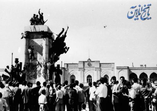 مرداد ۱۳۳۲/ ایران، تهران/ عکس‌های شاه و ثریا از ادارات و سازمان‌ها جمع‌آوری گردید