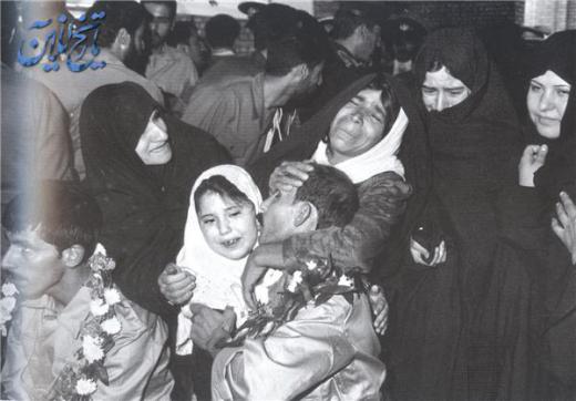 مرداد ۱۳۶۹/ایران/ بازگشت آزادگان/ لحظه‌ی دیدار