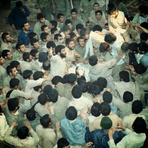 ‏اسفند ۱۳۶۵/ کربلای ۵. وداع رزمندگان لشکر۱۴ امام حسین (اصفهان) با پیکر فرمانده شهیدشان/ حسین خرازی
