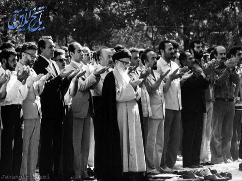 مرداد ۱۳۵۸| تهران| اقامهٔ اولین نماز جمعه پس از پیروزی انقلاب اسلامی به امامت مرحوم آیت‌الله طالقانی در زمین چمن دانشگاه تهران