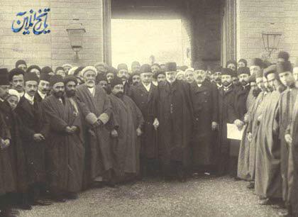 و وزراء هیئت تجار که دستخط مشروطه را به مجلس آوردند